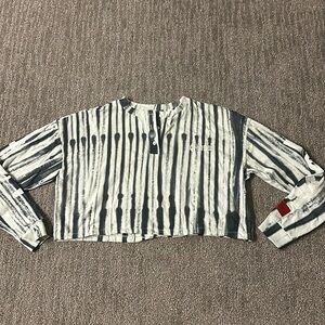 CHNGE Cropped Long-Sleeve Tie-Dye Top in White and Blue-Gray